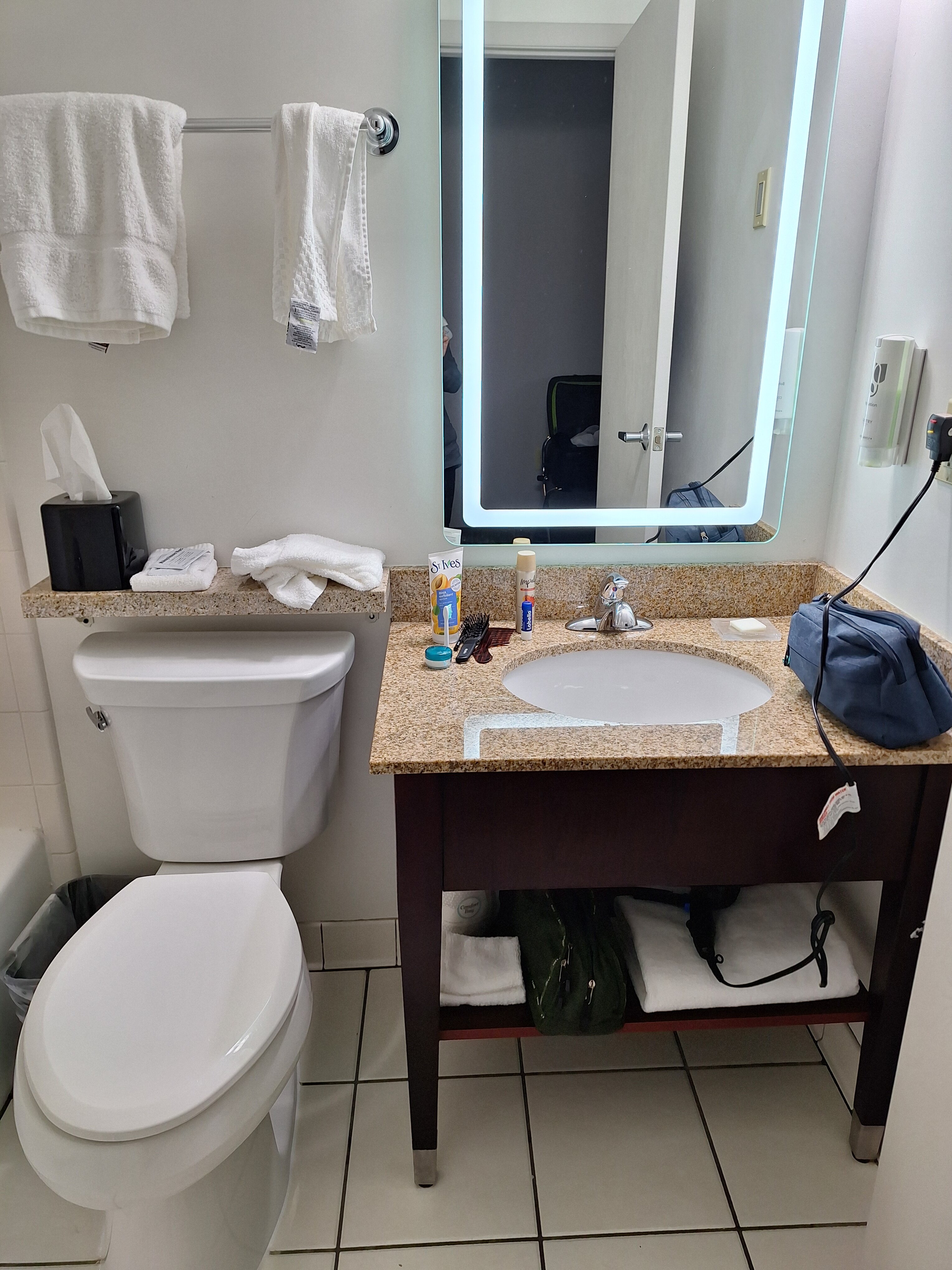 Country Inn & Suites by Radisson, Traverse City, MI-浴室