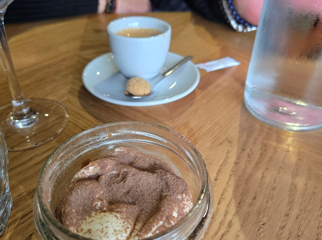 Jordan Tomas - Pizza Mamamia Vourles