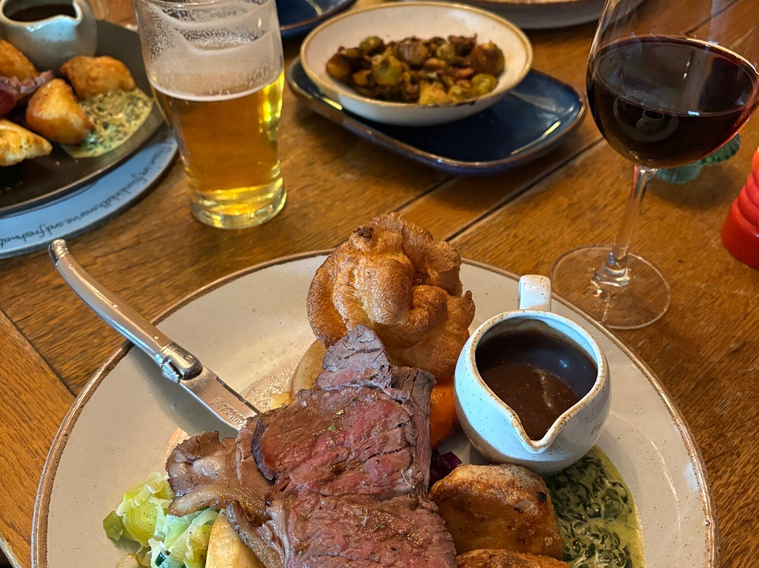 The Greyhound Inn主图