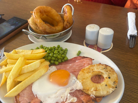 雷特斯顿竖琴酒店主图