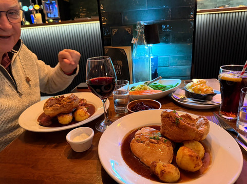 Above And Below主图