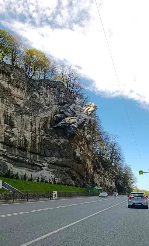 Statue Saint George Is Coming Out Off The Rock-Alagir必去景点