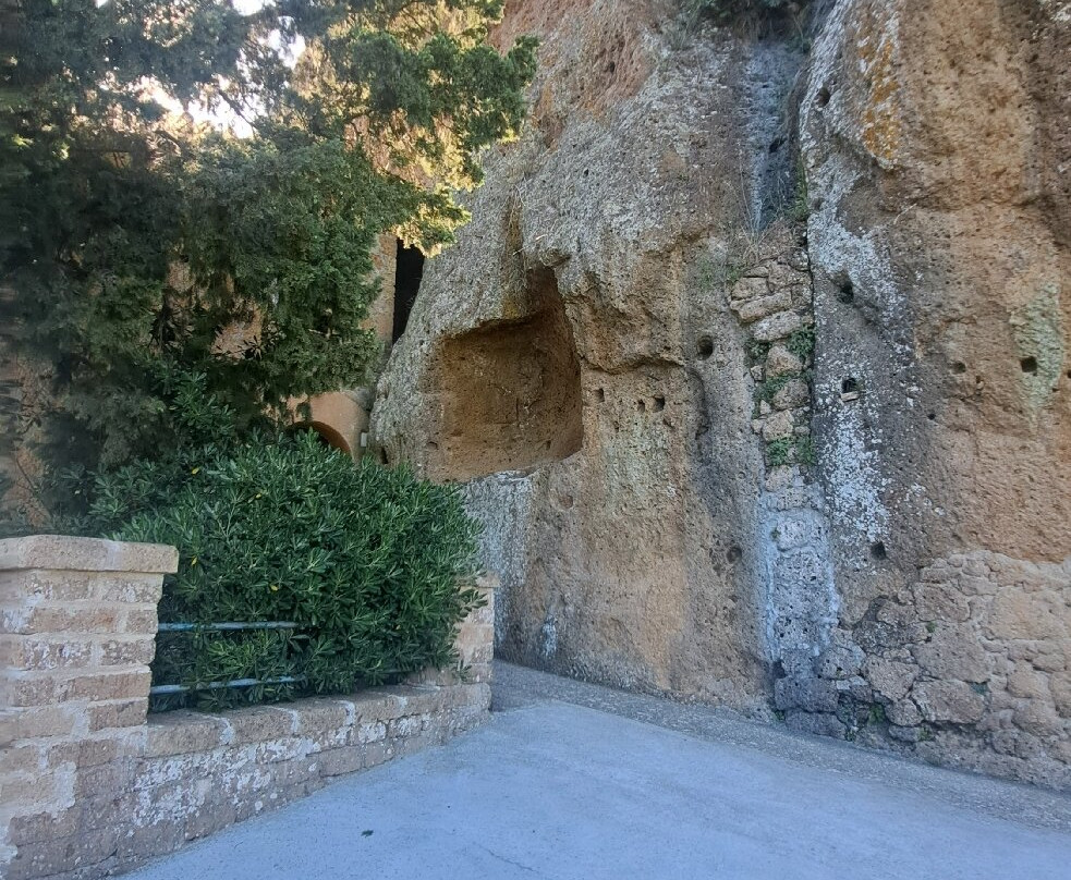 Pontificio Santuario Maria SS. "ad Rupes"-Castel Sant'Elia必去景点
