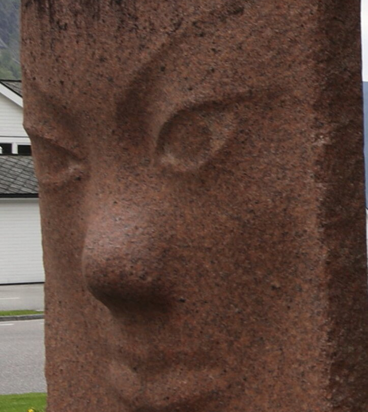 La statue du visage de granit d'Eidfjord