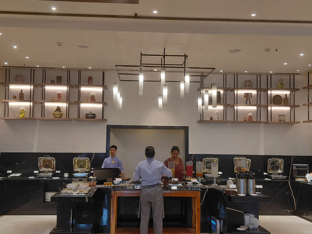 皇家兰花中央施莫加酒店主图
