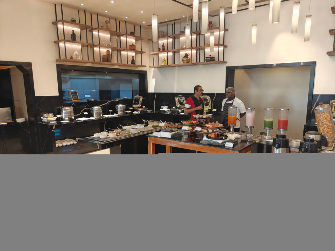 皇家兰花中央施莫加酒店主图