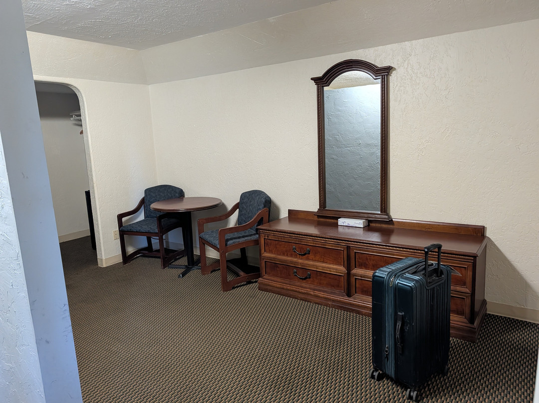 Econo Lodge Inn & Suites