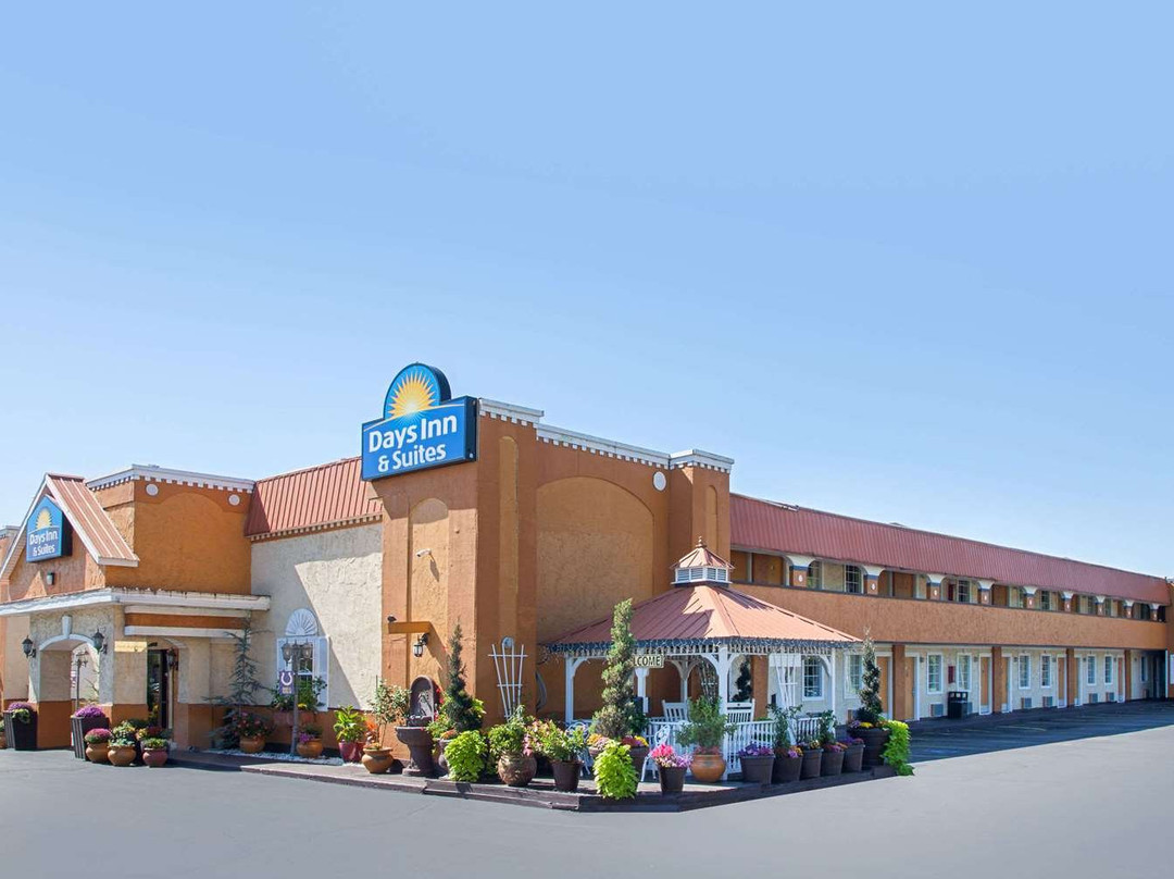 Days Inn & Suites by Wyndham Terre Haute