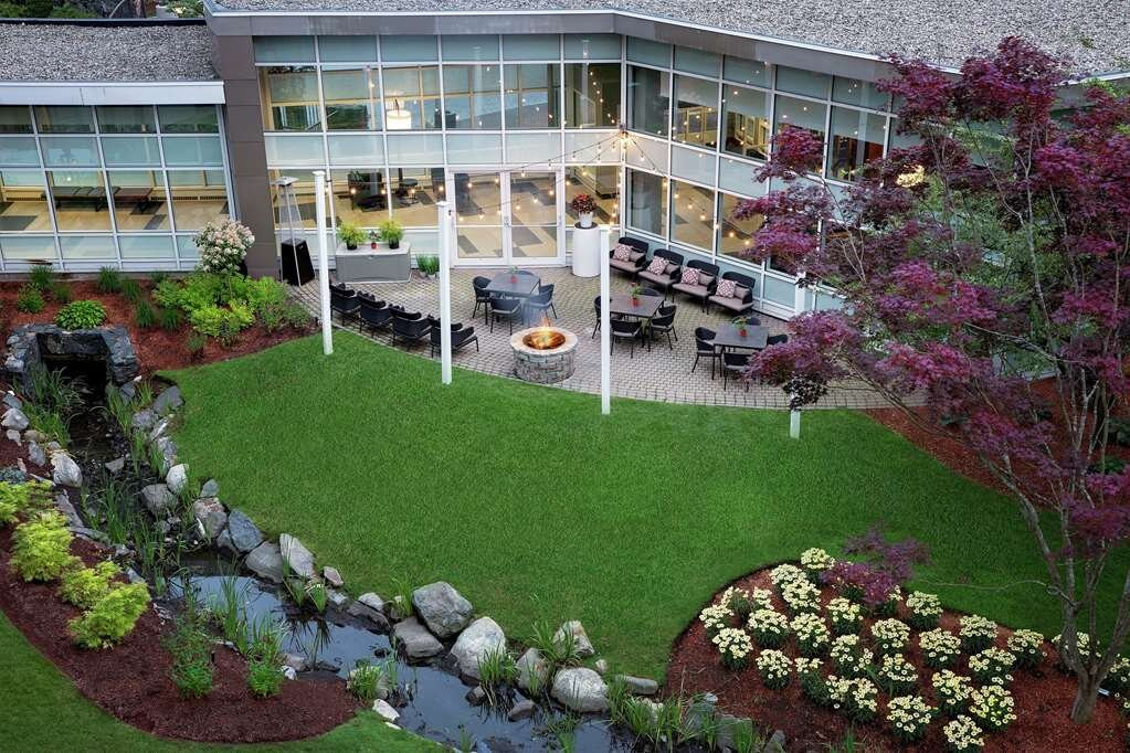 波士顿玛律伯勒大使馆套房酒店主图