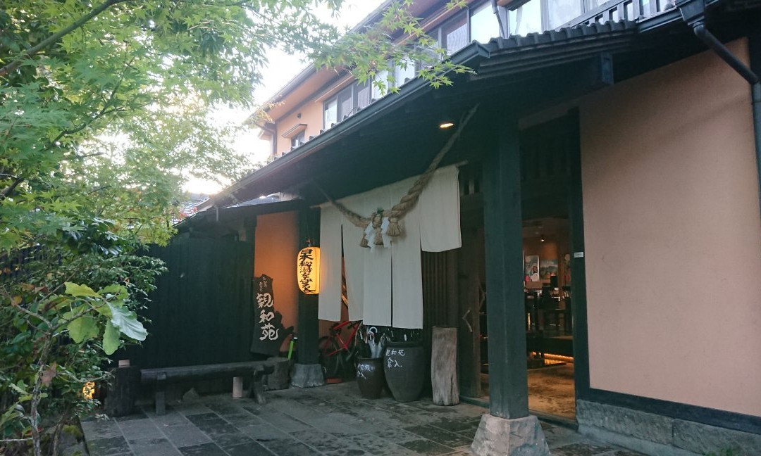 希那文酒店主图