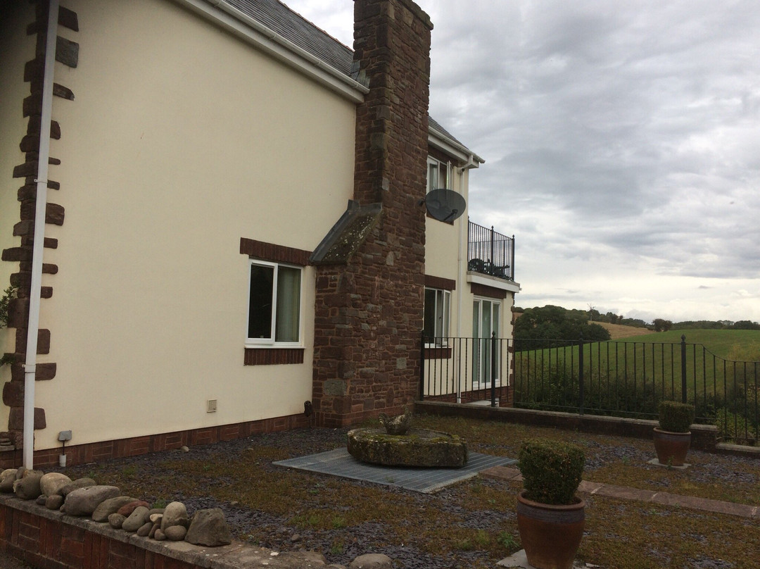 Old Hendre Farm主图