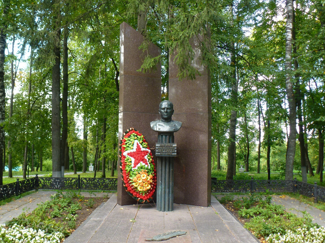 Grave  of V. A. Degtyarev-Kovrov必去景点