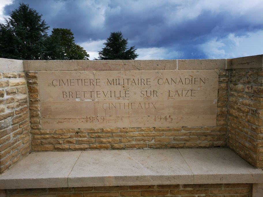 Bretteville-sur-Laize Canadian War Cemetery景点图片