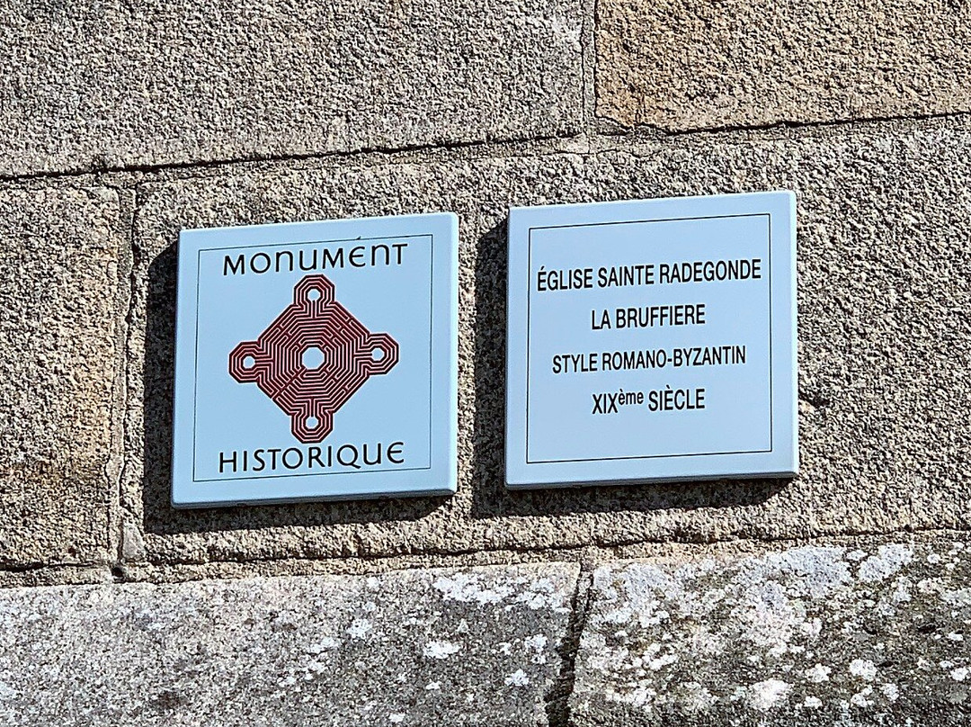 Eglise Paroissiale Sainte-radegonde-La Bruffiere必去景点