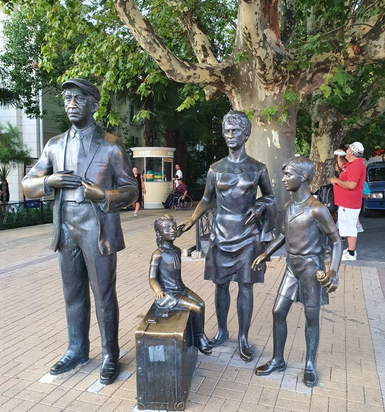 Monument to the Characters of Movie Brilliantovaya Ruka-索契必去景点
