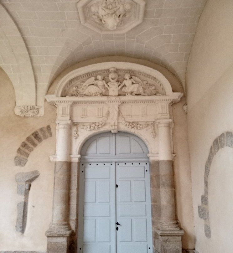 St. Sauveur Abbey景点图片