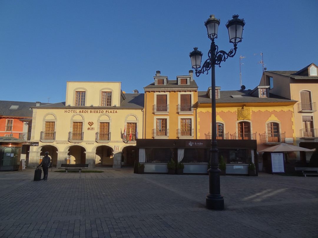 Aroi Bierzo Plaza主图