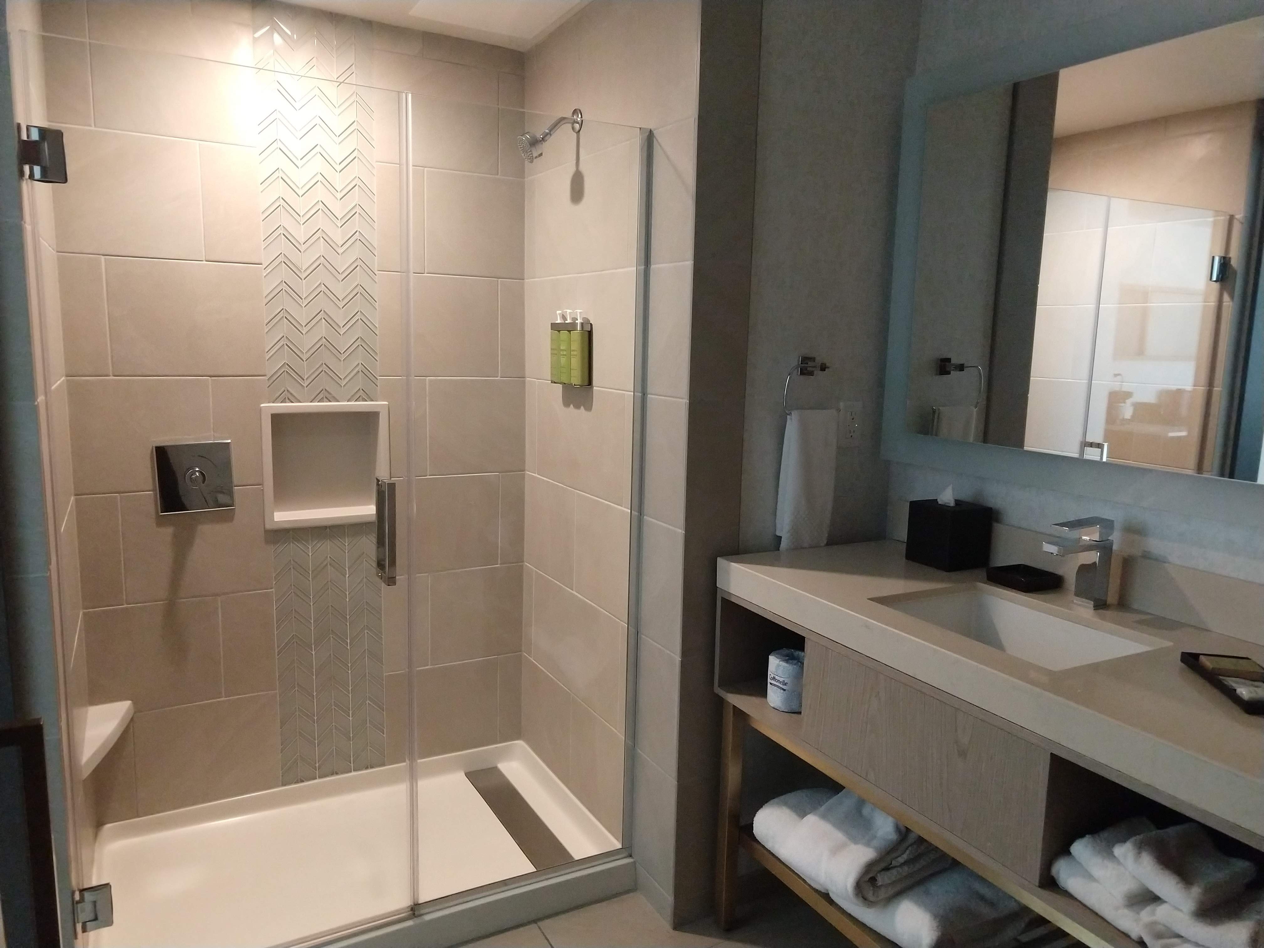 Embassy Suites by Hilton Boulder-浴室