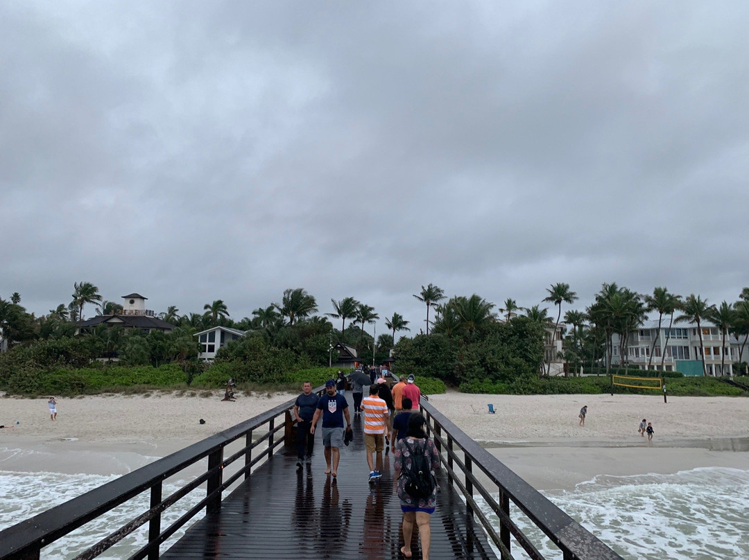 Naples Beach-半月湾必去景点