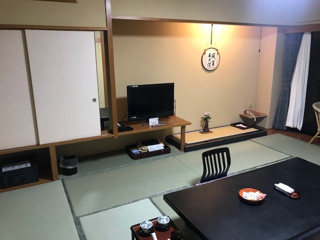秀峰阁 湖月主图