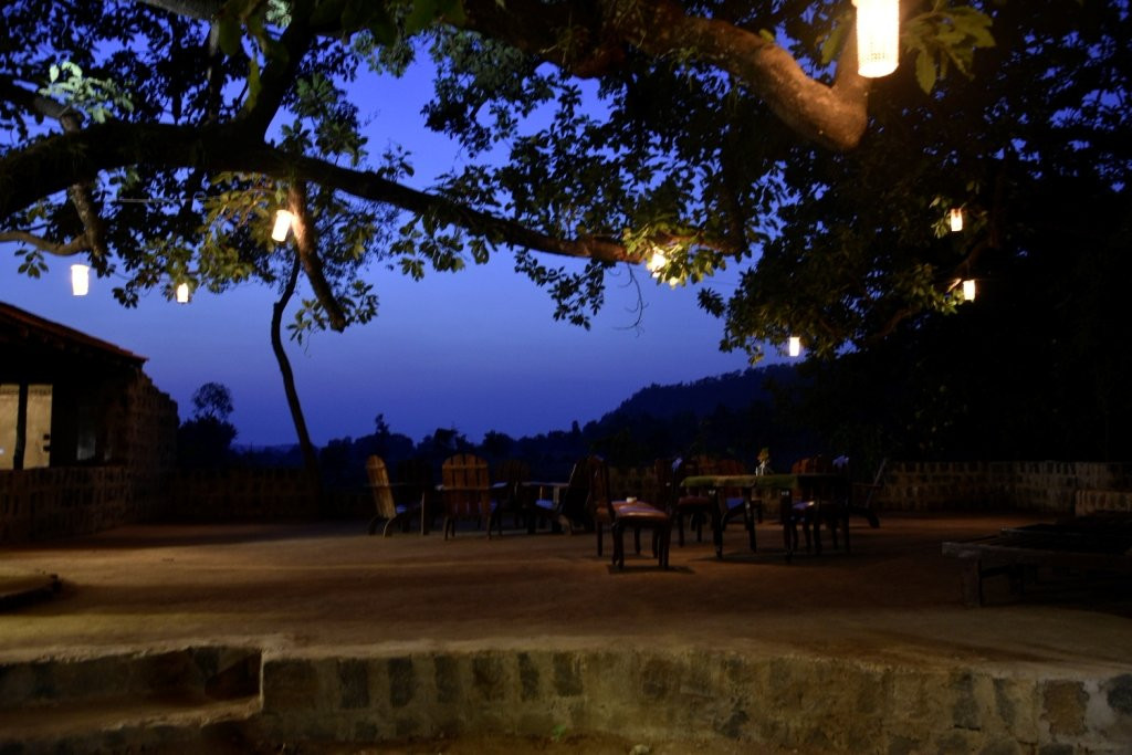 野花度假酒店主图