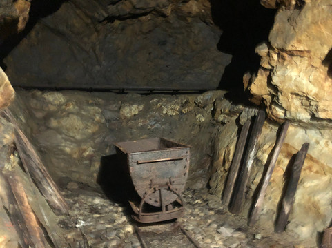 Sztolnie Walimskie-Walim必去景点