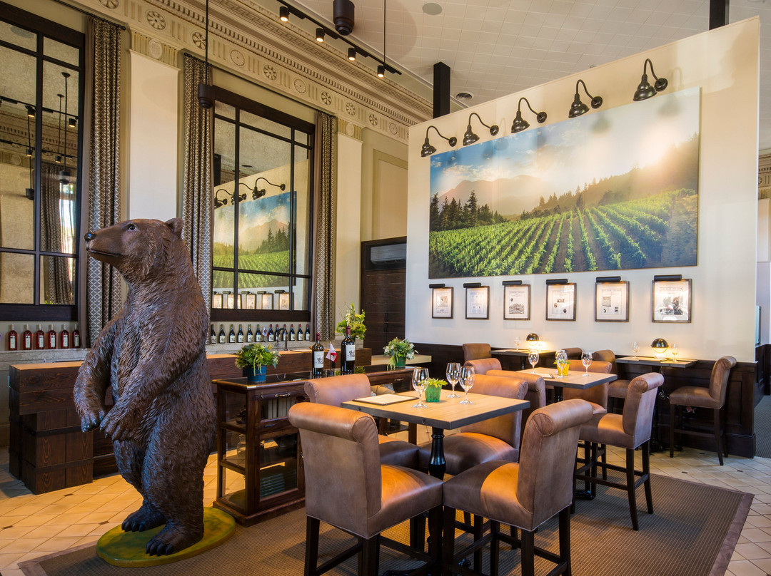 Huge Bear at The Bank Tasting Room景点图片