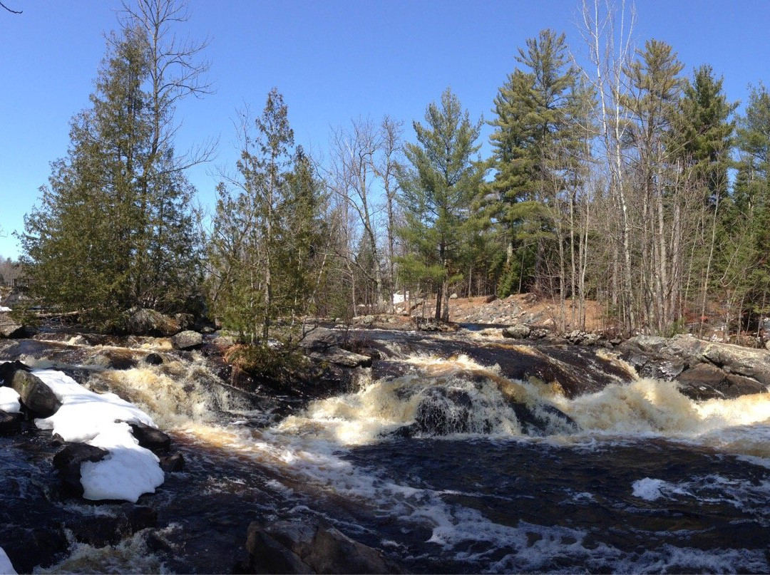 Lake of the Falls Country Park景点图片