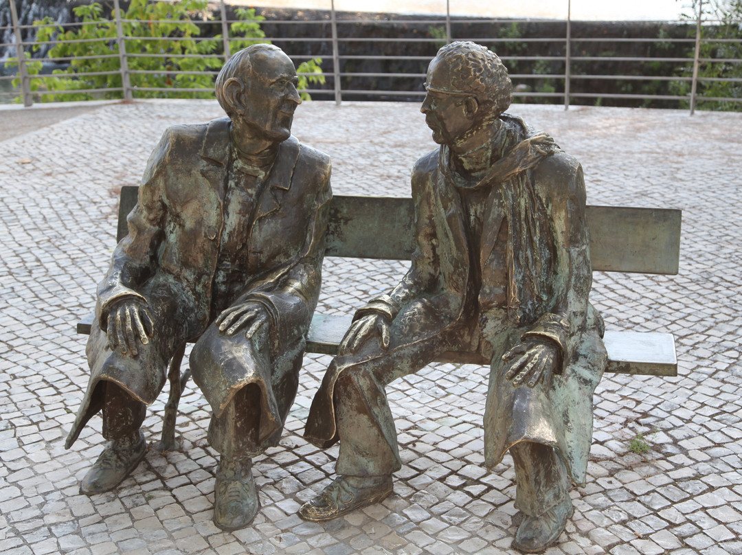 Estatuas de Fernando Lopes Graca e Fernando Araujo Ferreira景点图片