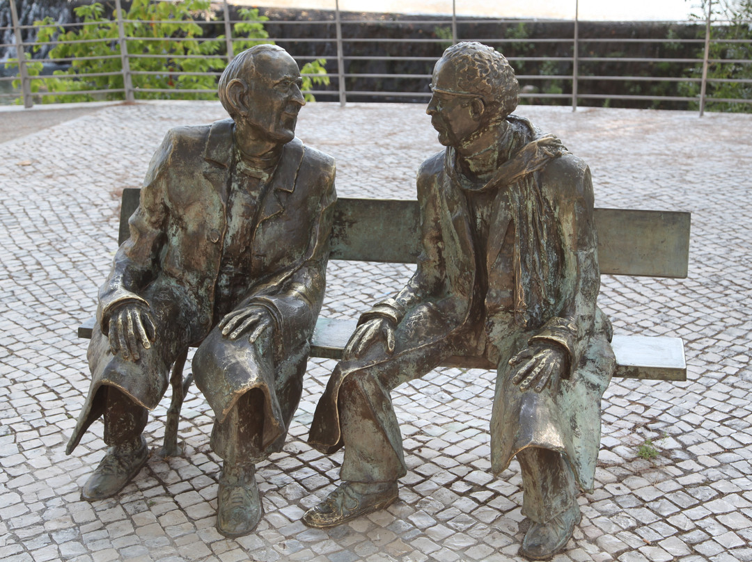 Estatuas de Fernando Lopes Graca e Fernando Araujo Ferreira-Tomar必去景点