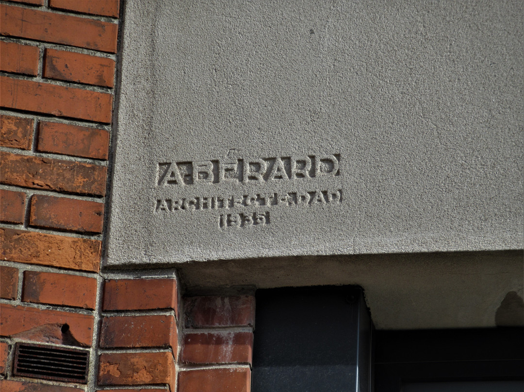 Bas-reliefs de la façade du dispensaire Louise Michel-Romainville必去景点