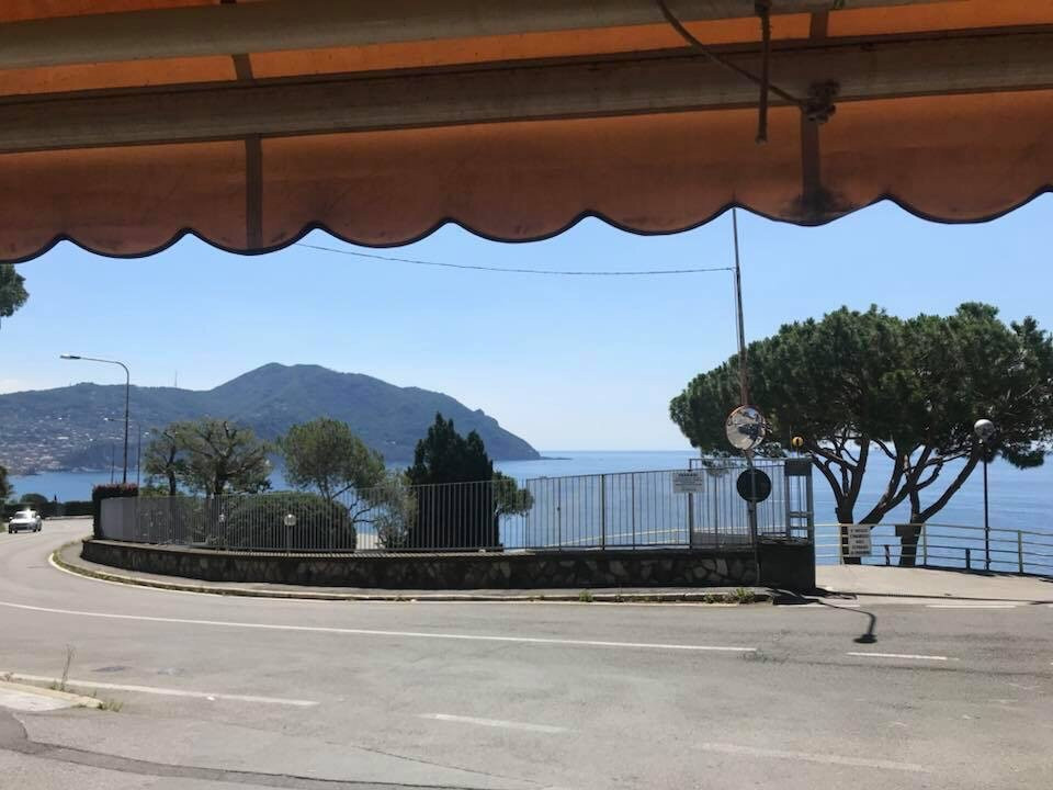 Bar contra