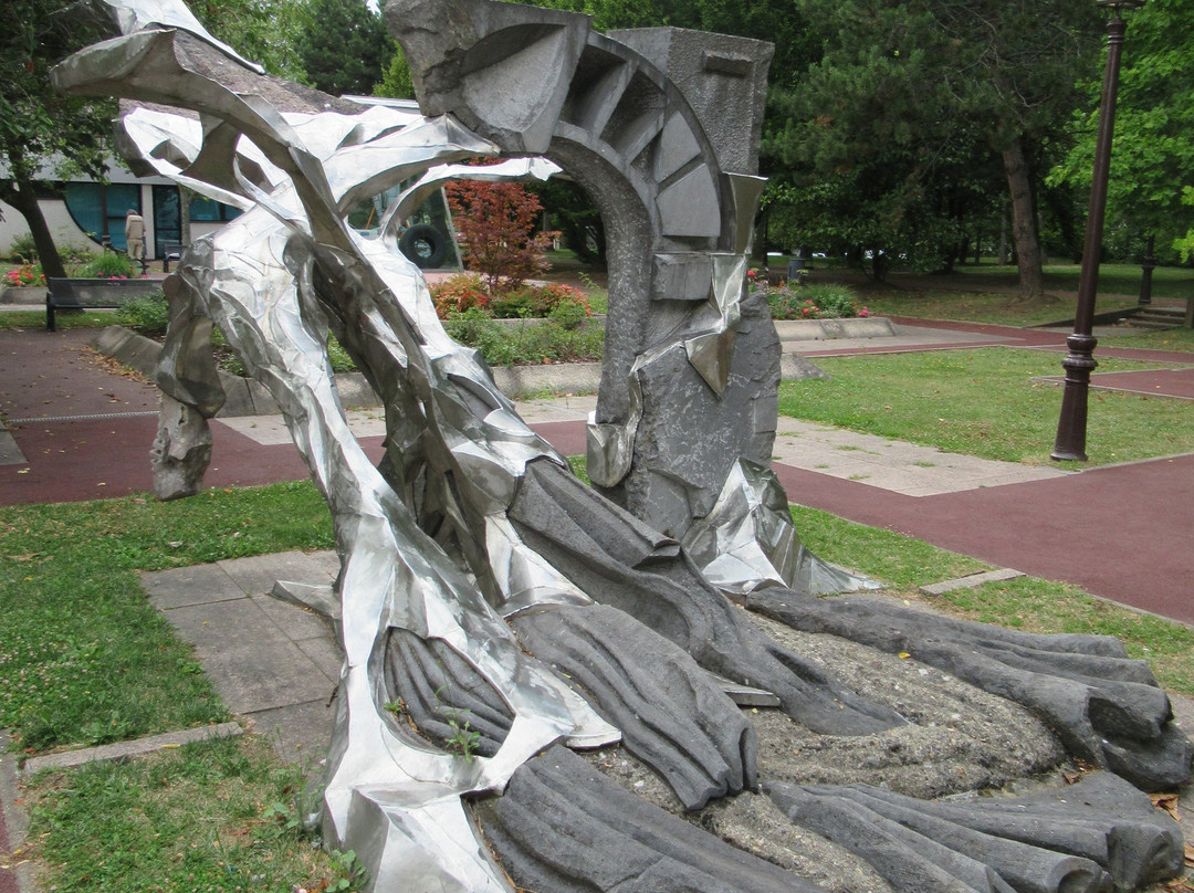 Sculpture Métalithe-鲁瓦西必去景点