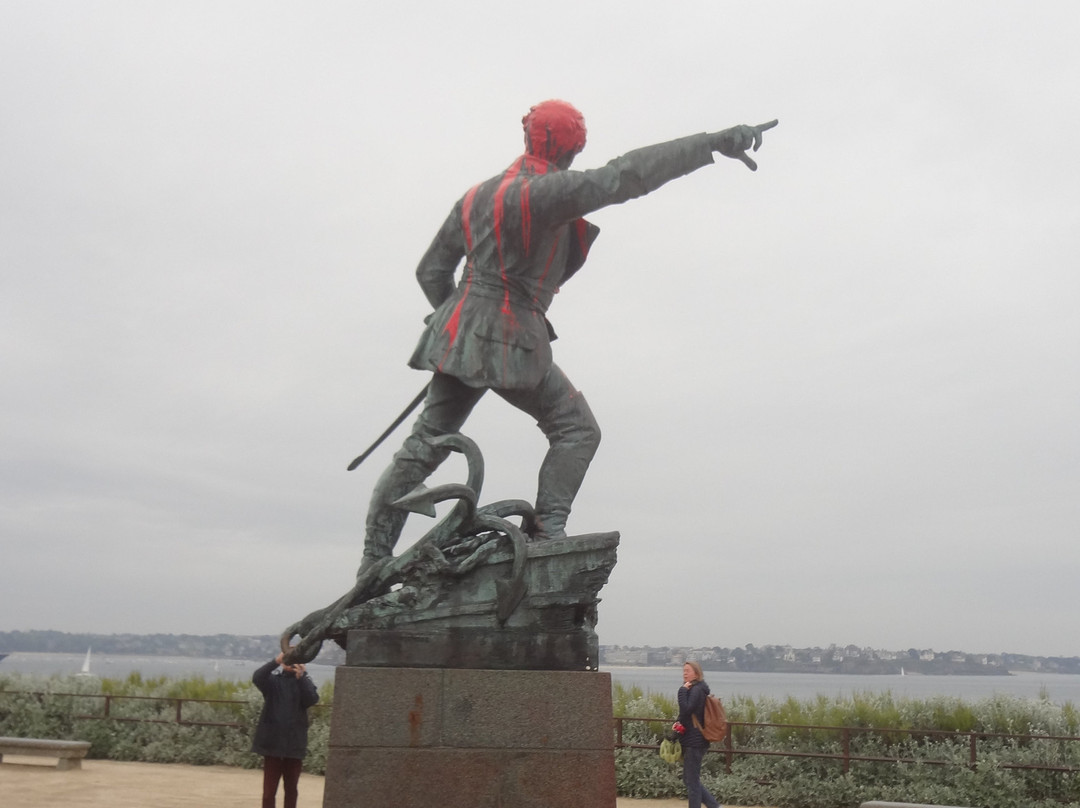 Statue Robert Surcouf-圣马洛必去景点