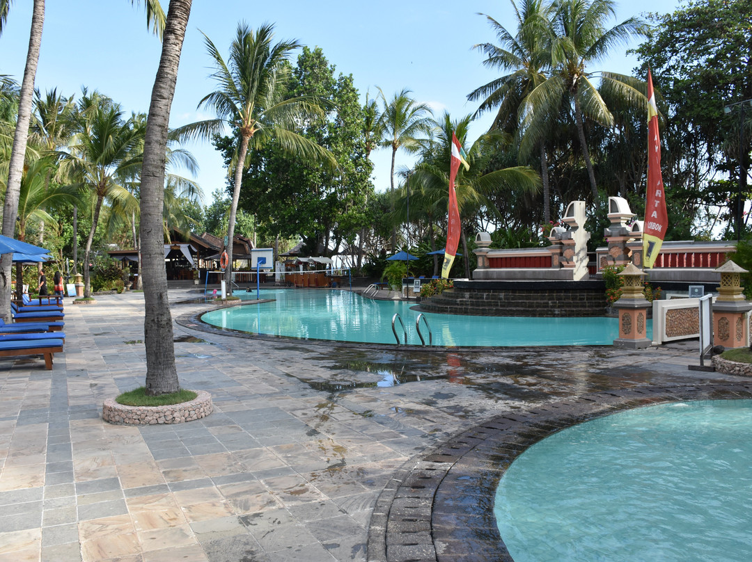 扎亚卡特龙目岛海滩饭店主图