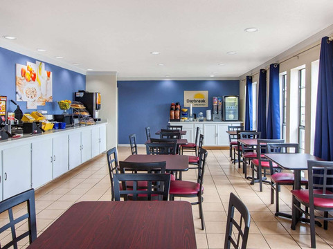 布劳尼希湖戴斯套房酒店主图