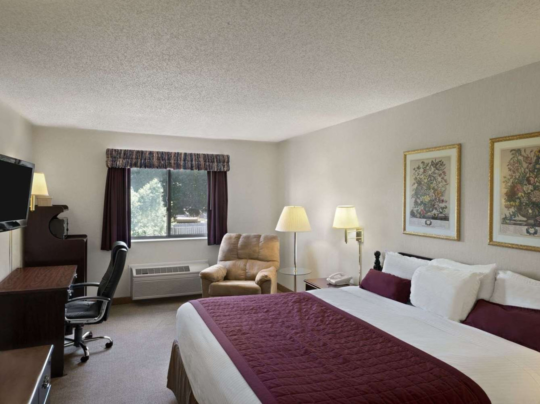 Baymont by Wyndham Whitewater主图