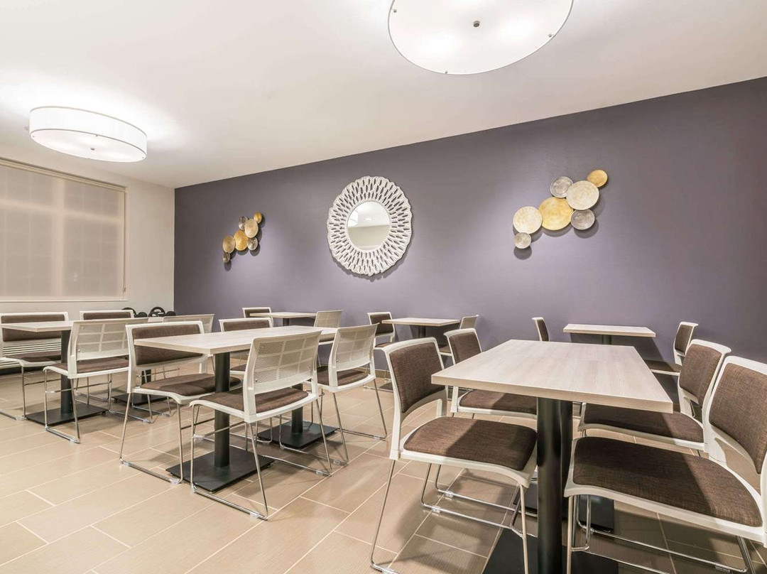 Spark By Hilton Rochester South主图