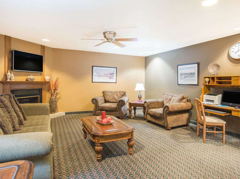 灵湖-奥科博吉温德姆华美达酒店主图