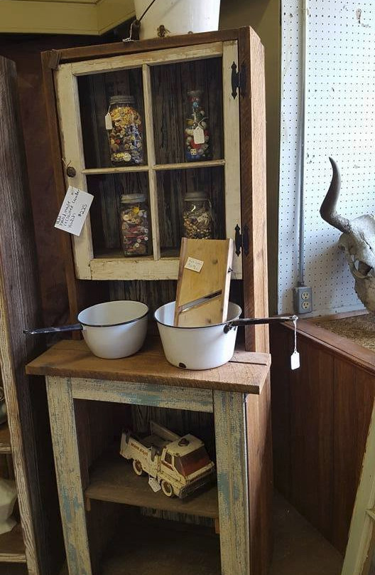 Joe's Salvage and Antiques景点图片