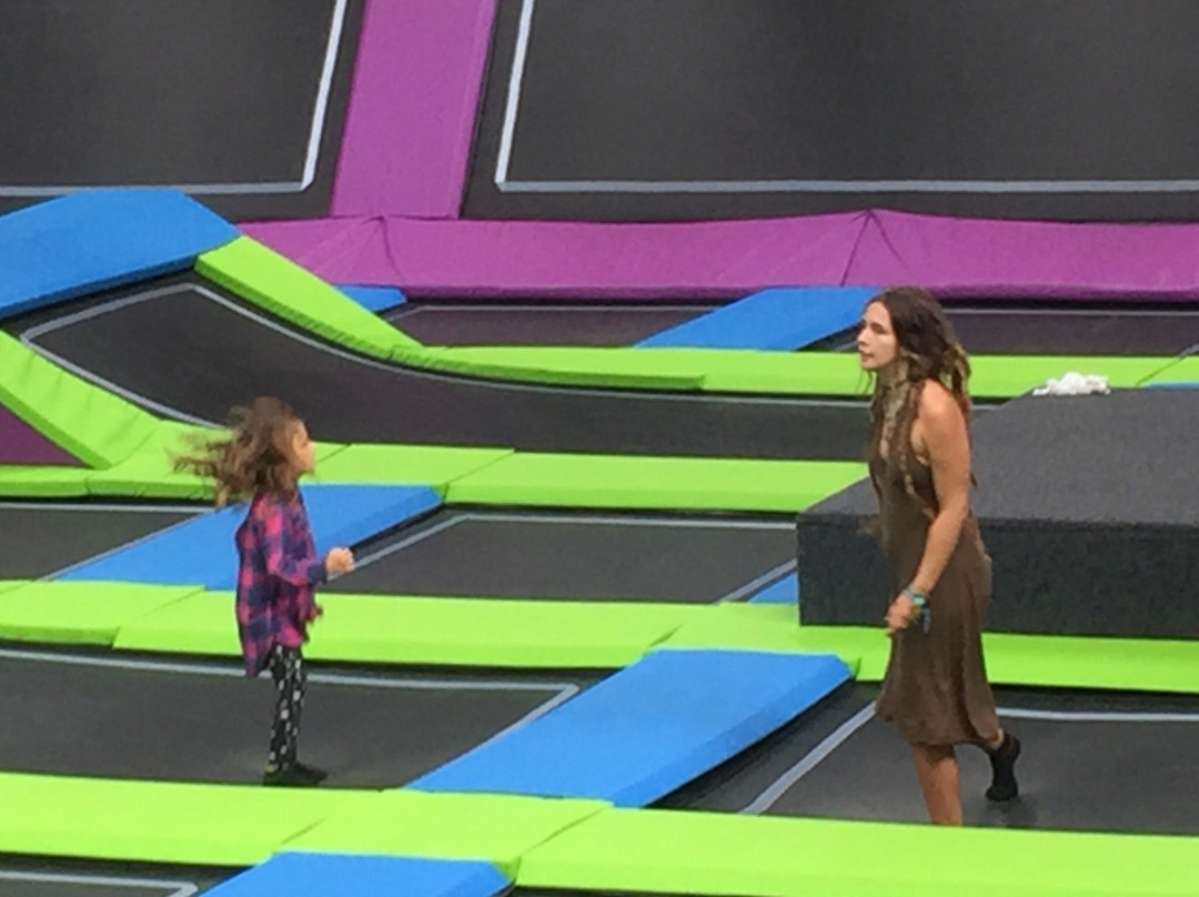 Sky High Trampoline Park景点图片