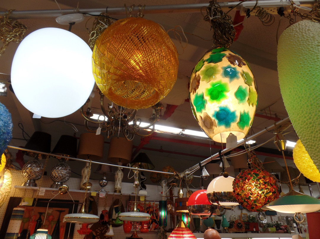 Mad Hatter Antique Mall景点图片