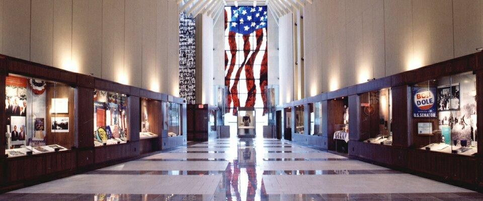 Robert J. Dole Institute of Politics-劳伦斯必去景点