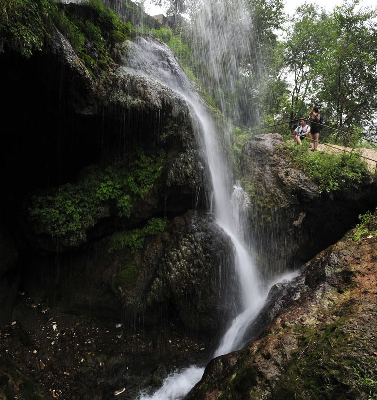 阳泉水帘洞瀑布-平定县必去景点