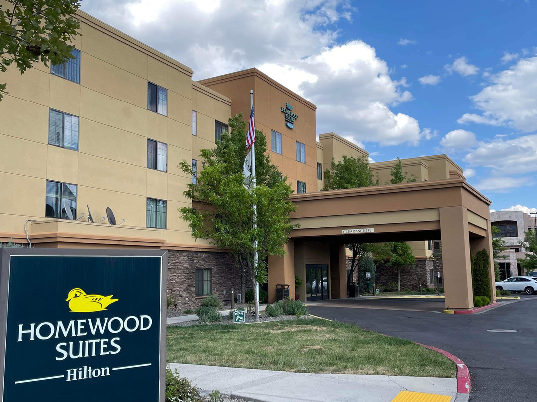 里诺希尔顿惠庭套房酒店主图