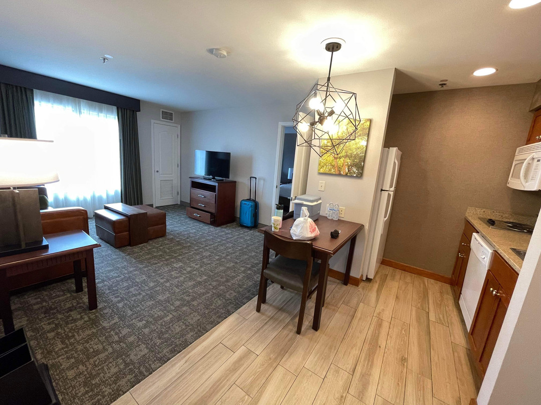 里诺希尔顿惠庭套房酒店主图