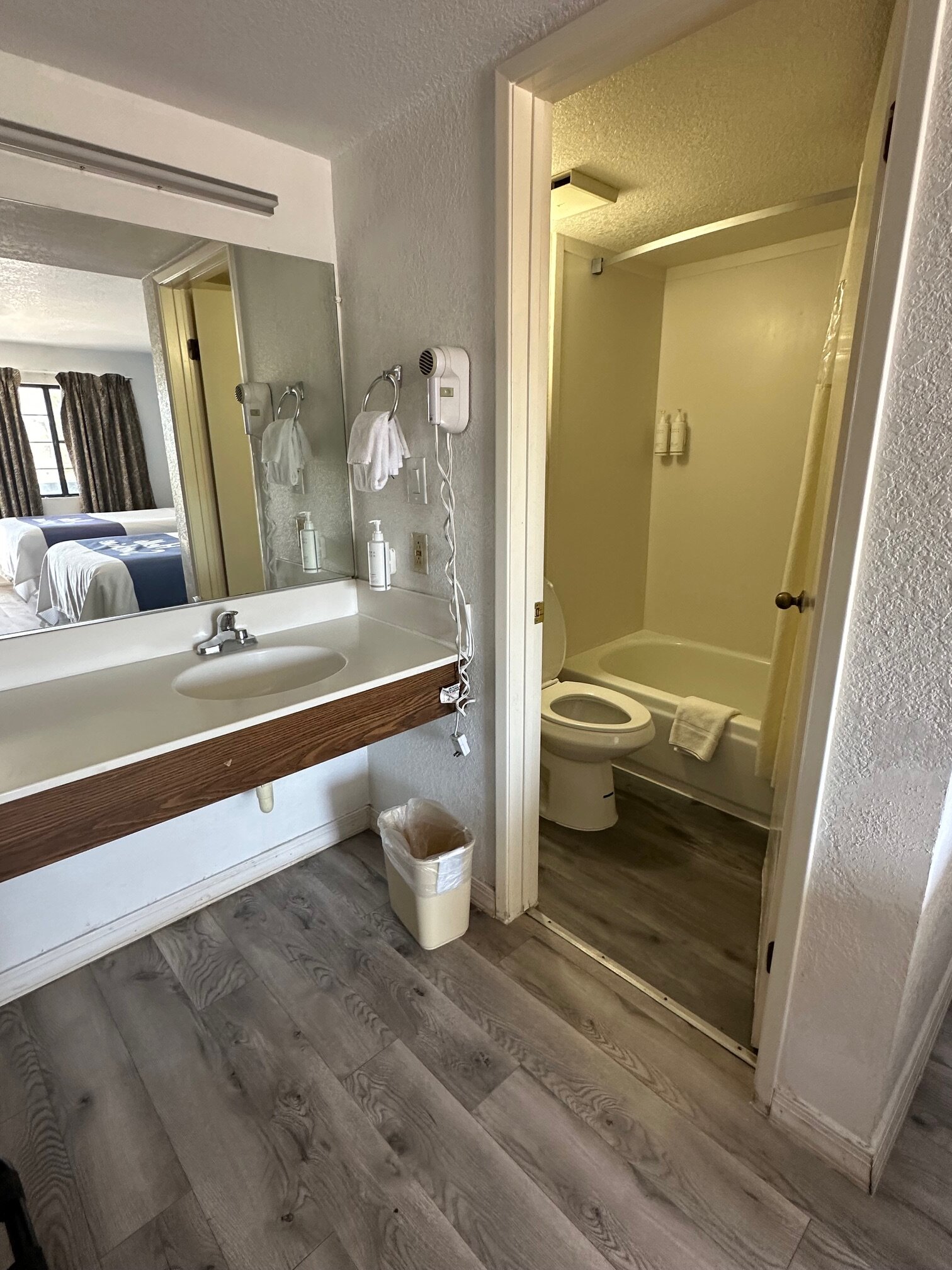 Days Inn & Suites by Wyndham Needles-浴室