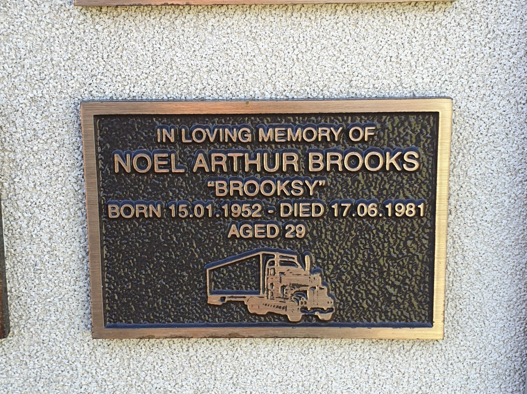 White Hill Truck Drivers Memorial景点图片
