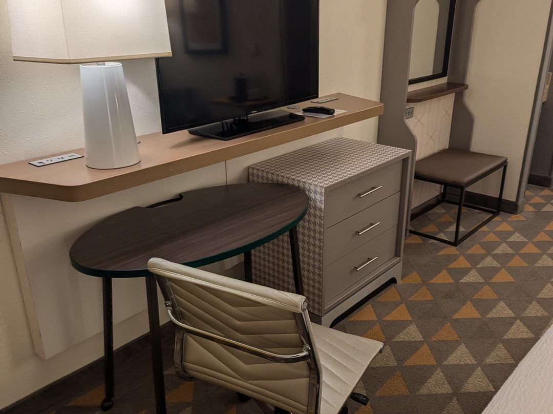 罗利达勒姆机场假日酒店主图