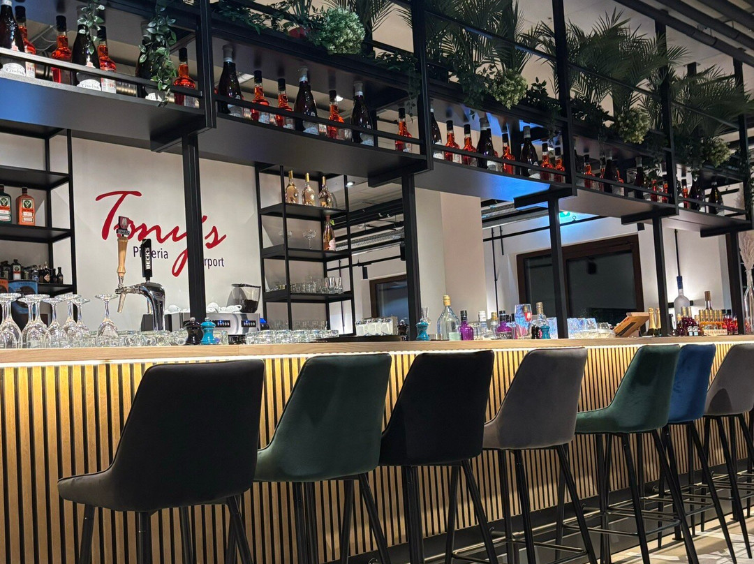 Tony's Pizzeria Airport